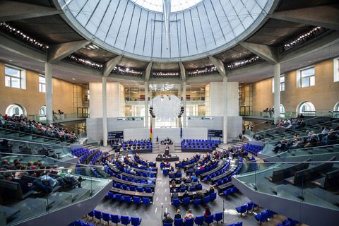 Abgeordnete stimmen im Deutschen Bundestag über ein Gesetz ab