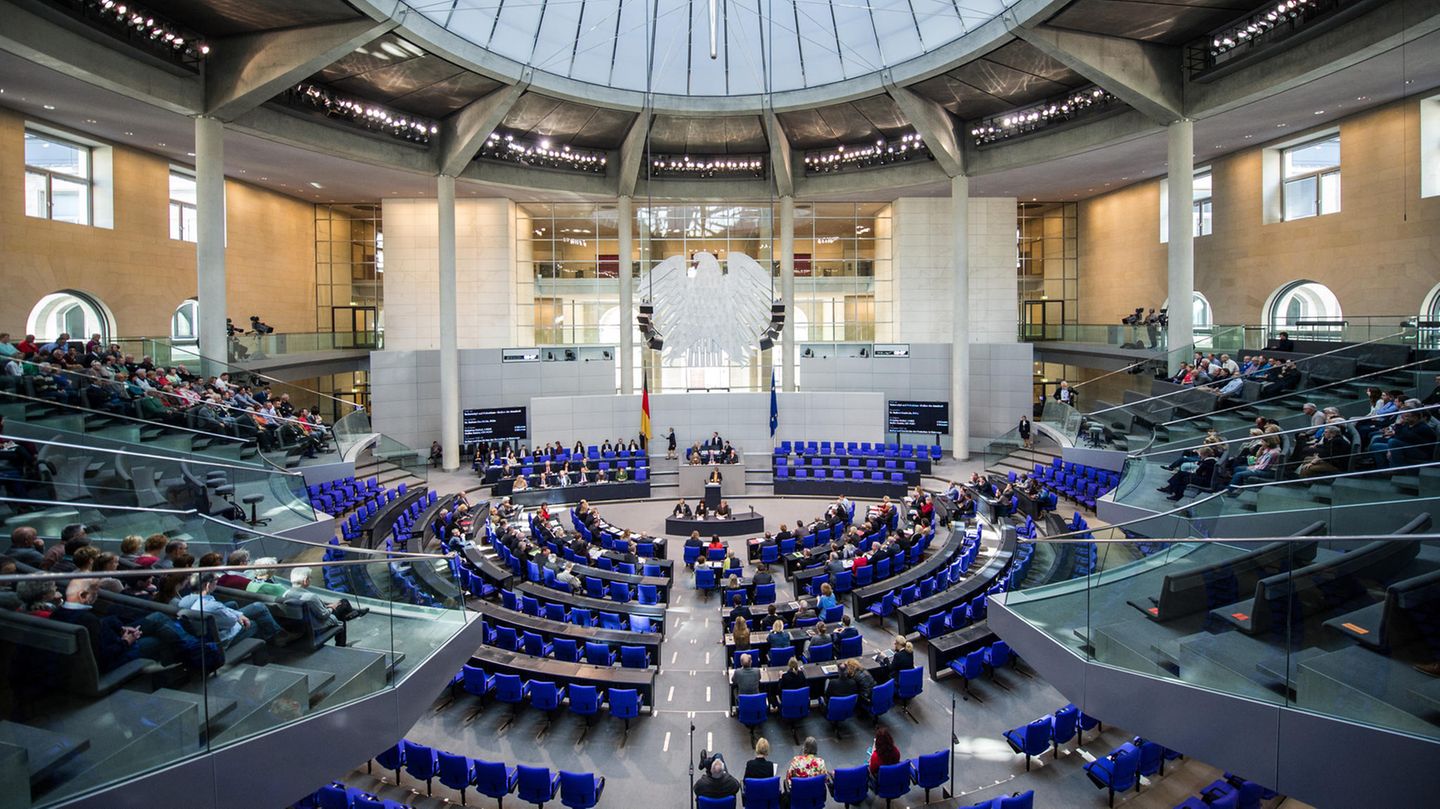 Abgeordnete stimmen im Deutschen Bundestag über ein Gesetz ab
