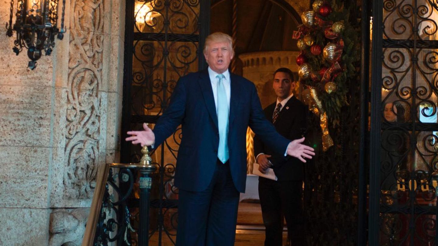 US-Präsident Donald Trump vor seiner Luxusresidenz Mar-a-Lago in Florida