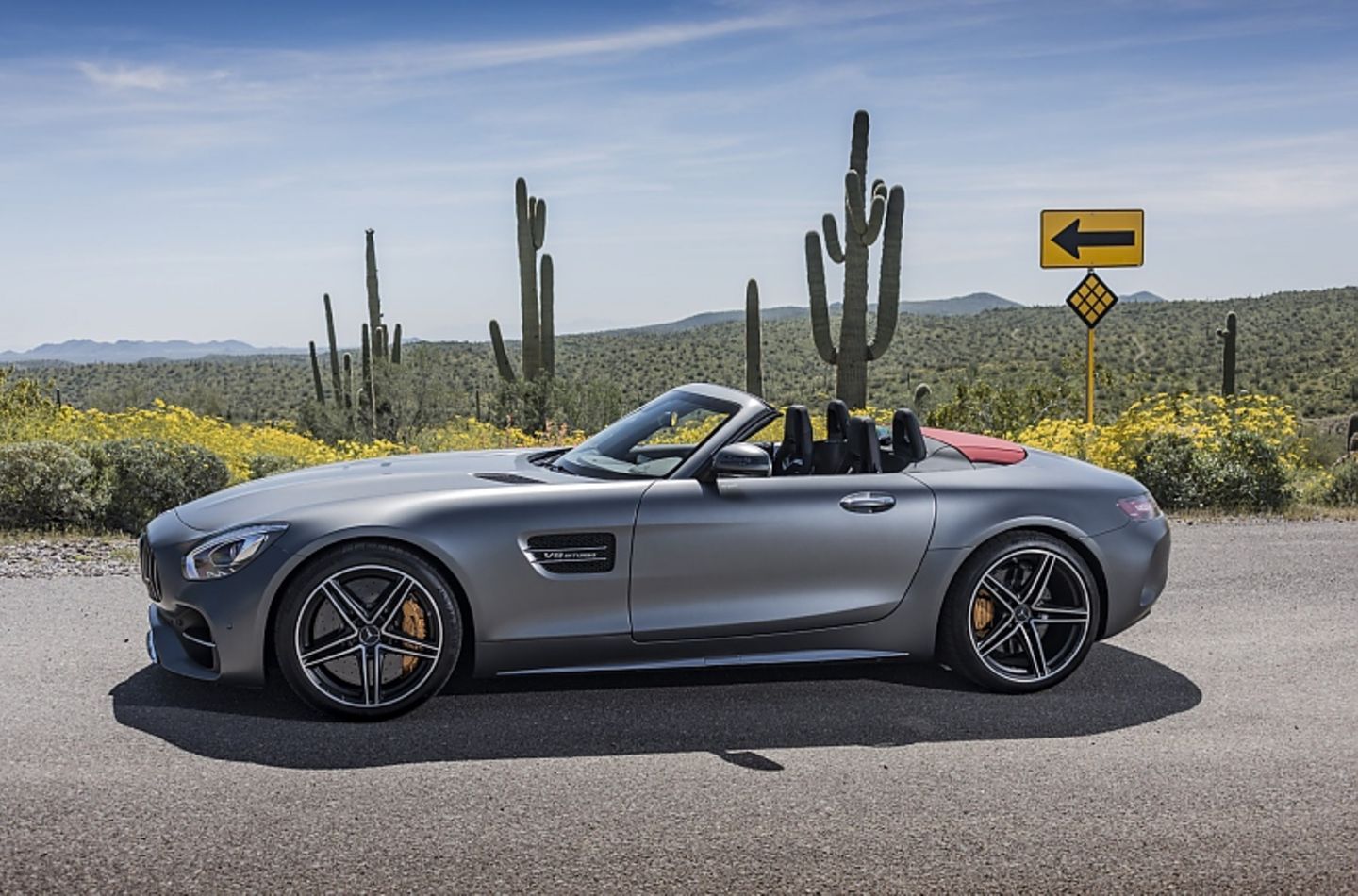 Mercedes AMG GT C Roadster - offen in der Steppe