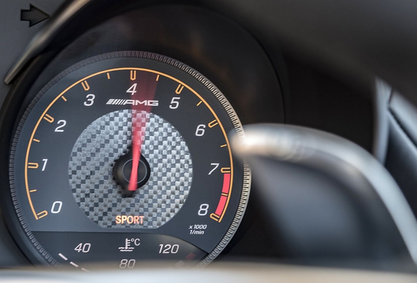Die Instrumente des Mercedes AMG GT C Roadster muten betagt an