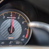 Die Instrumente des Mercedes AMG GT C Roadster muten betagt an