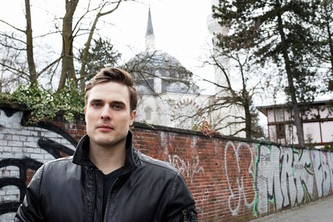 Constantin Schreiber vor der Berliner Sehitlik-Moschee. In der war er wenige Tage nach dem Putschversuch in der Türkei