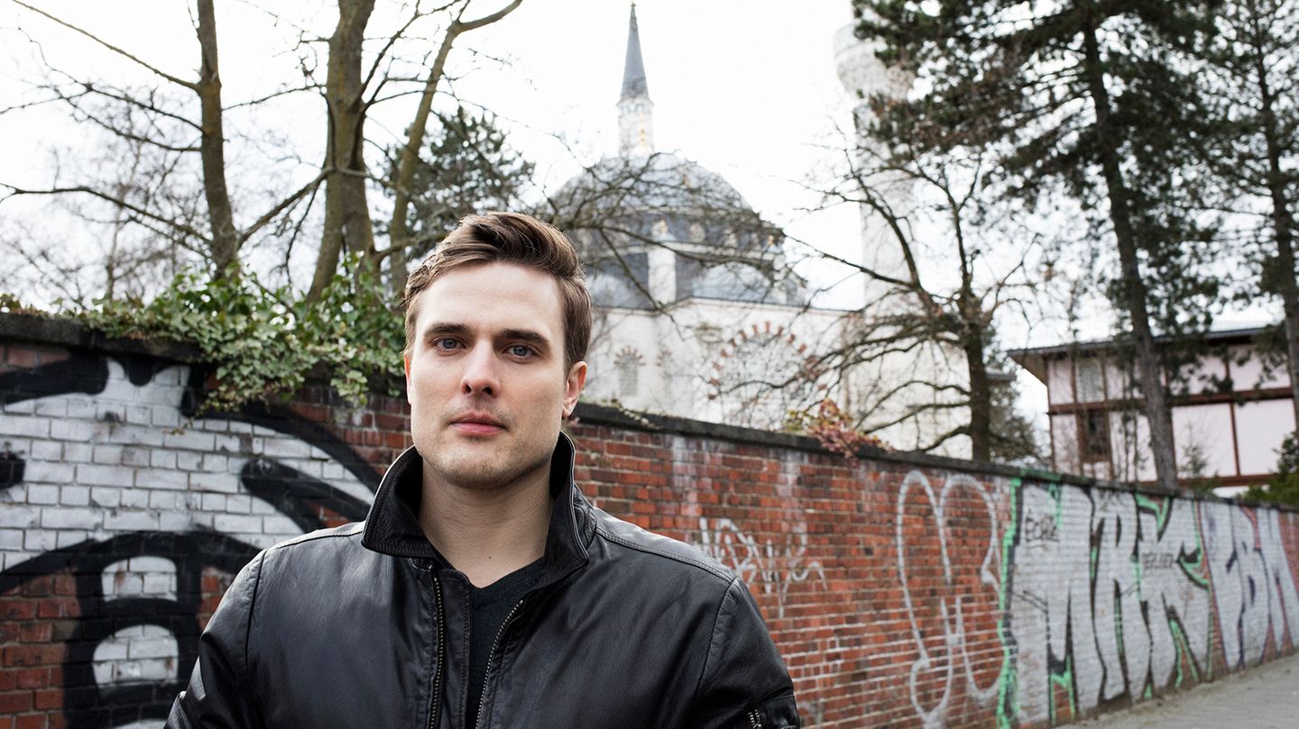 Constantin Schreiber vor der Berliner Sehitlik-Moschee. In der war er wenige Tage nach dem Putschversuch in der Türkei