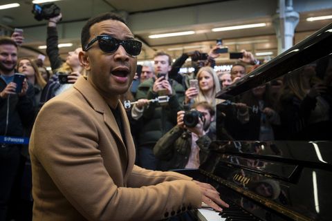 Am Welt-Klavier-Tag überraschte John Legend Londoner Passanten mit einem Straßenkonzert