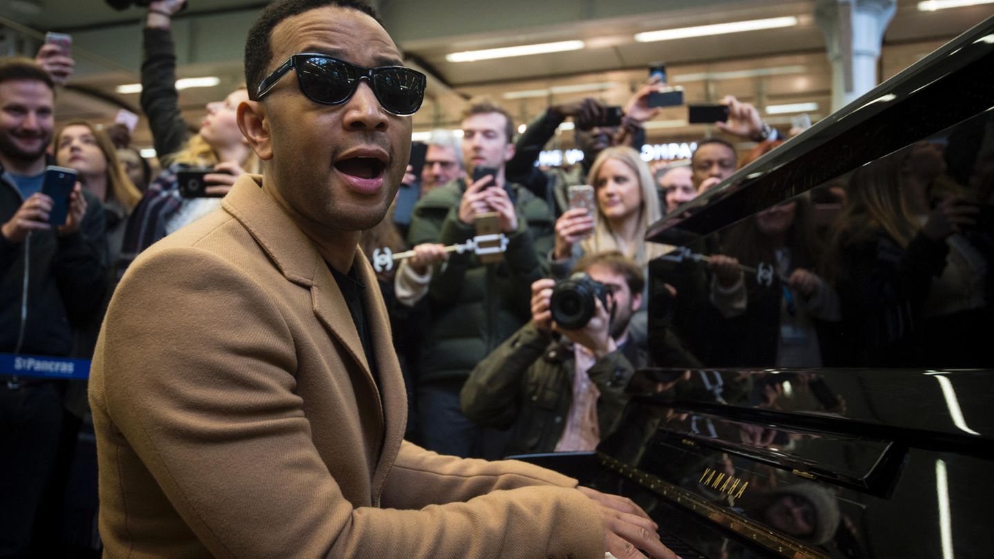 Am Welt-Klavier-Tag überraschte John Legend Londoner Passanten mit einem Straßenkonzert
