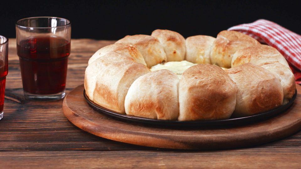 Brotring mit Dip: Simpel und lecker - so sieht der perfekte Partysnack aus Brotring mit Dip: Simpel und lecker - so sieht der perfekte Partysnack aus