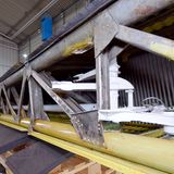 Blick in einen der Flügelkasten: "Alle Teile, die gelblich-grün sind, haben wir erneuert", sagt Grütjen. Das weiße Gestänge zur Klappensteuerung zeigt auch eine weitere revolutionäre Idee des Flugzeugkonstrukteurs Hugo Junkers: Mit der legendären F13, die jetzt als Nachbau wieder fliegt, schuf er 1919 nicht nur das erste Ganzmetallflugzeug der zivilen Luftfahrt, sondern löste die Trimmung per Seilzug durch Stangen ab.