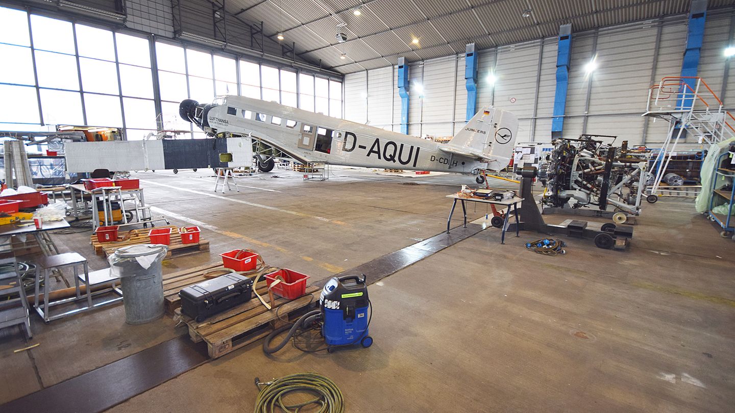 Follow Me: Die Bemalung mit den großen Buchstaben D-AQUI erinnert an die Originalkennung der Ju52 bei der Vorkriegs-Lufthansa. Jetzt lautet die offizielle Kennung D-CDLH. Nachdem die Flügel und Motoren wieder angebracht sind und die 20 ehrenamtlichen Piloten der "Tante Ju" ihre Lizenzen erneuert haben, soll die Maschine zwei bis drei Erprobungsflüge absolvieren und laut Flugplan ab Juni 2017 wieder zu Strecken- und Rundflügen abheben. Die Bemalung mit den großen Buchstaben D-AQUI erinnert an die Originalkennung der Ju52 bei der Vorkriegs-Lufthansa. Jetzt lautet die offizielle Kennung D-CDLH. Nachdem die Flügel und Motoren wieder angebracht sind und die 20 ehrenamtlichen Piloten der "Tante Ju" ihre Lizenzen erneuert haben, soll die Maschine zwei bis drei Erprobungsflüge absolvieren und laut Flugplan ab Juni 2017 wieder zu Strecken- und Rundflügen abheben.