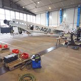 Die Bemalung mit den großen Buchstaben D-AQUI erinnert an die Originalkennung der Ju52 bei der Vorkriegs-Lufthansa. Jetzt lautet die offizielle Kennung D-CDLH. Nachdem die Flügel und Motoren wieder angebracht sind und die 20 ehrenamtlichen Piloten der "Tante Ju" ihre Lizenzen erneuert haben, soll die Maschine zwei bis drei Erprobungsflüge absolvieren und laut Flugplan ab Juni 2017 wieder zu Strecken- und Rundflügen abheben.