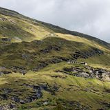 Vals, Val Lumnezia, Graubünden, Schweiz  "Zum Lesen der alpinen Berglandschaft bin ich viel vom Dorf auf die Maiensässe und die hochgelegenen Alpen gewandert", sagt der Architekt Peter Zumthor. In den 1990er Jahren konzipierte er den Neubau der Therme Vals - heute ist der puristische Wellness-Tempel weltberühmt.