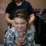 Hannah lässt sich von einer Stylistin herrichten