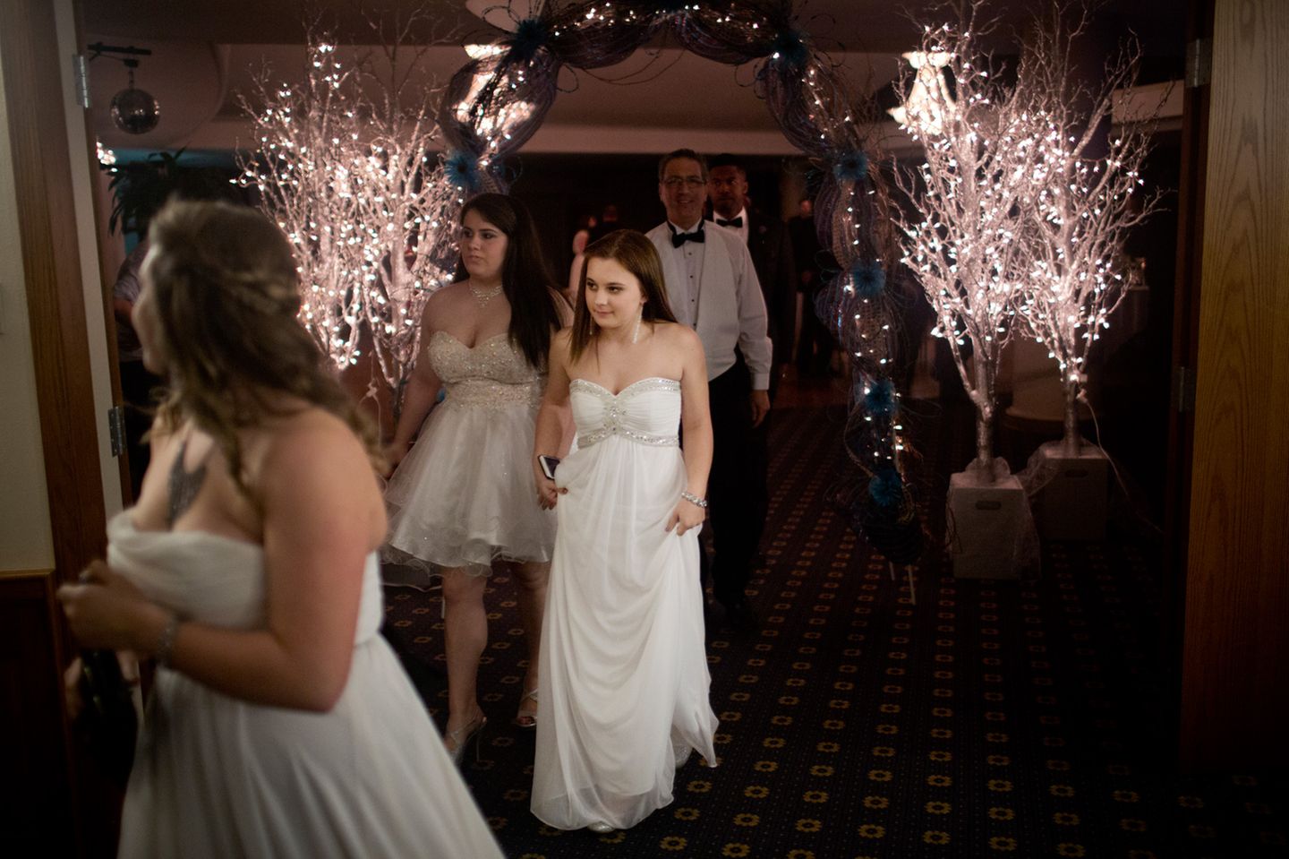 Wie junge Bräute schreiten die Mädchen zum Ball