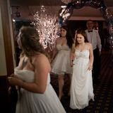 Wie junge Bräute schreiten die Mädchen zum Ball