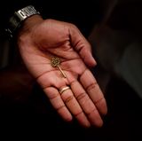 Der Schlüssel symbolisiert die Verantwortung der Väter, die Keuschheit ihrer Töchter zu wahren