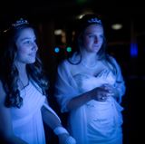 Zwei Mädchen auf dem Purity-Ball