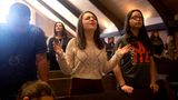 In der Kirche ihrer Heimat Bossier City in Louisiana betet Hannah mit ihren Eltern und Geschwistern für Frieden in der Welt