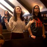 In der Kirche ihrer Heimat Bossier City in Louisiana betet Hannah mit ihren Eltern und Geschwistern für Frieden in der Welt