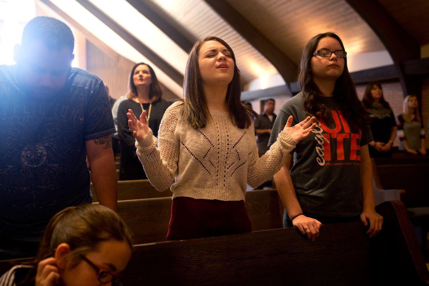 In der Kirche ihrer Heimat Bossier City in Louisiana betet Hannah mit ihren Eltern und Geschwistern für Frieden in der Welt
