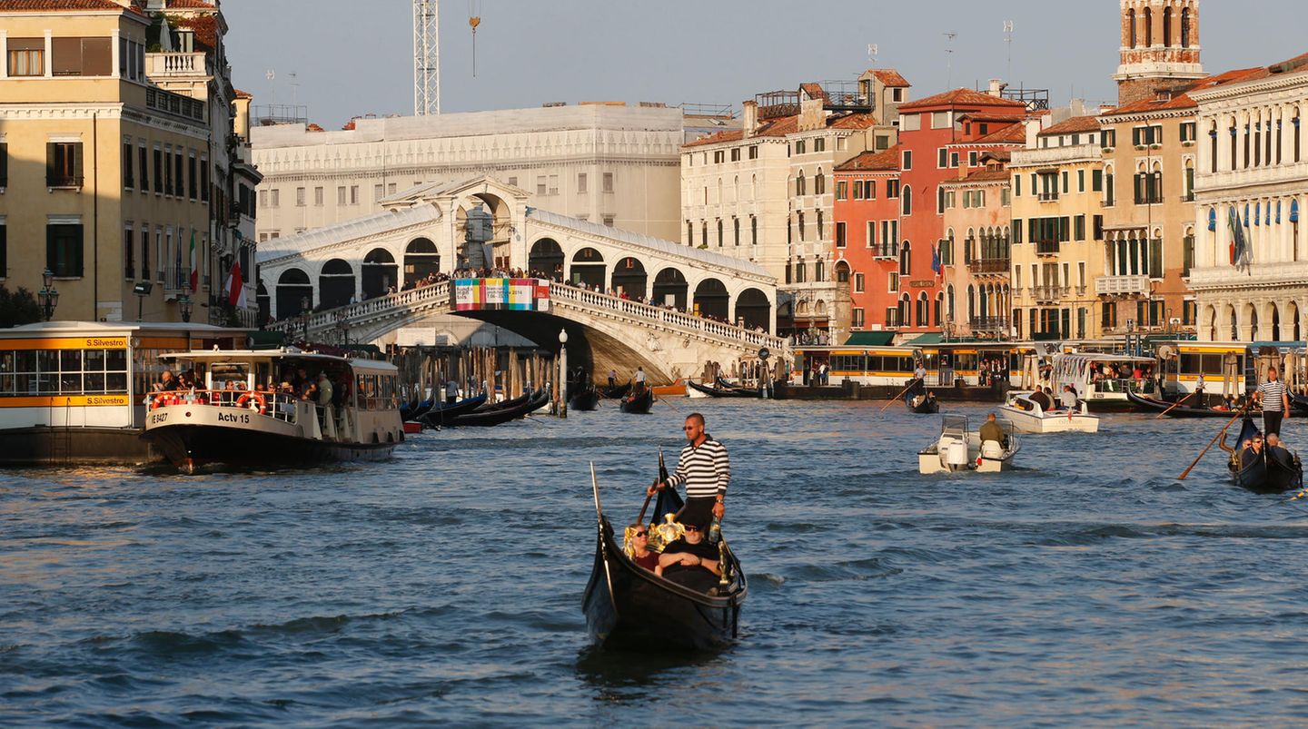 Bei Touristen ist die Rialto-Brücke in Venedig besonders beliebt
