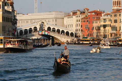 Bei Touristen ist die Rialto-Brücke in Venedig besonders beliebt