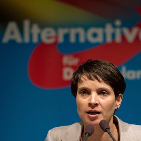 Frauke Petry spricht in ein Mikrofon