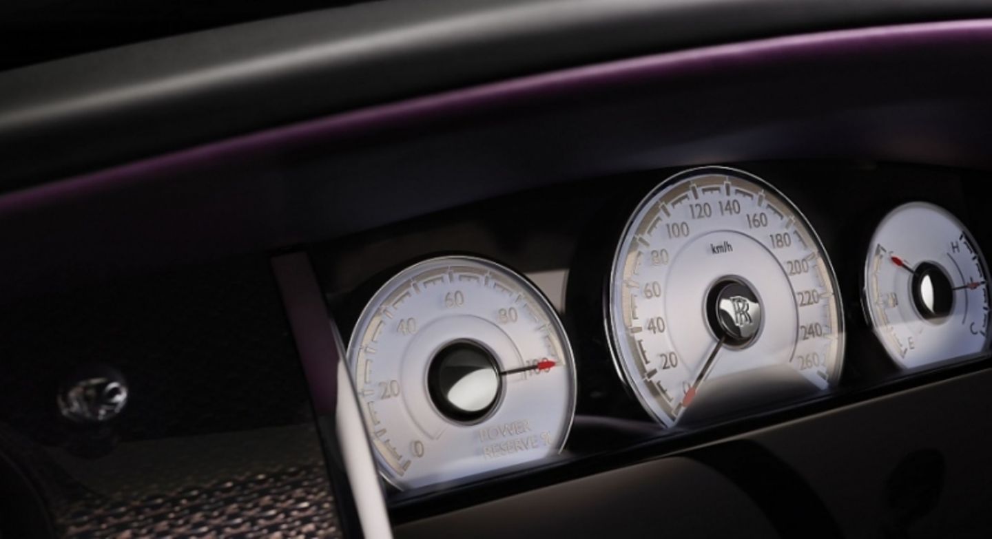 Der Rolls-Royce Ghost Badge hat 450 kW / 612 PS und ein maximales Drehmoment von 840 Newtonmetern - das sind 30 kW / 40 PS beziehungsweise 60 Nm mehr als im regulären Ghost Der Rolls-Royce Ghost Badge hat 450 kW / 612 PS und ein maximales Drehmoment von 840 Newtonmetern - das sind 30 kW / 40 PS bezie