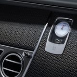 Im Rolls-Royce Black Badge gibt es auch eine analoge Uhr