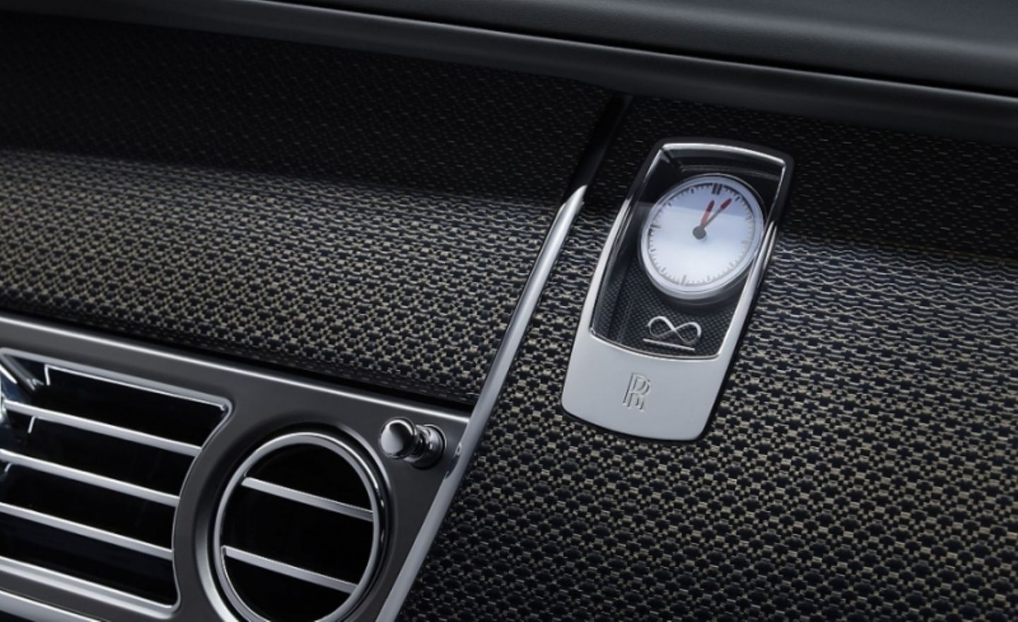 Im Rolls-Royce Black Badge gibt es auch eine analoge Uhr