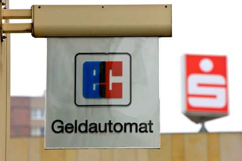 Sparkassen erheben Gebühren fürs Geld-Abheben