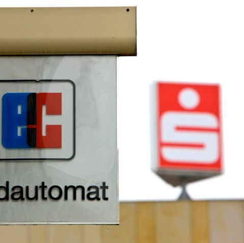 Sparkassen erheben Gebühren fürs Geld-Abheben