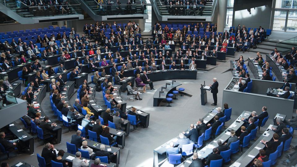 Bundespräsidenten Frank-Walter Steinmeier hält eine Rede im Bundestag