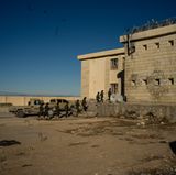 Ein altes Schulgebäude, das den Sun Ladies als Hauptquartier dient