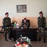 Khatoon Khider, Leiterin der Sun Ladies, sitzt in ihrem Schreibtisch