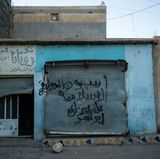 Ein verlassener Straßenzug nahe der Kaserne. „Die Löwen des IS sind hier, um zu töten“, steht auf dem Garagentor