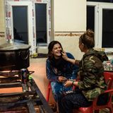 Zwei Soldatinnen in der Küche der ehemaligen Schule, die als Hauptquartier genutzt wird