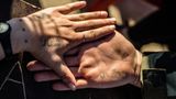 Tattoos auf der Hand einer Soldatin. "Sindschar" steht dort, der Name ihrer Heimatregion