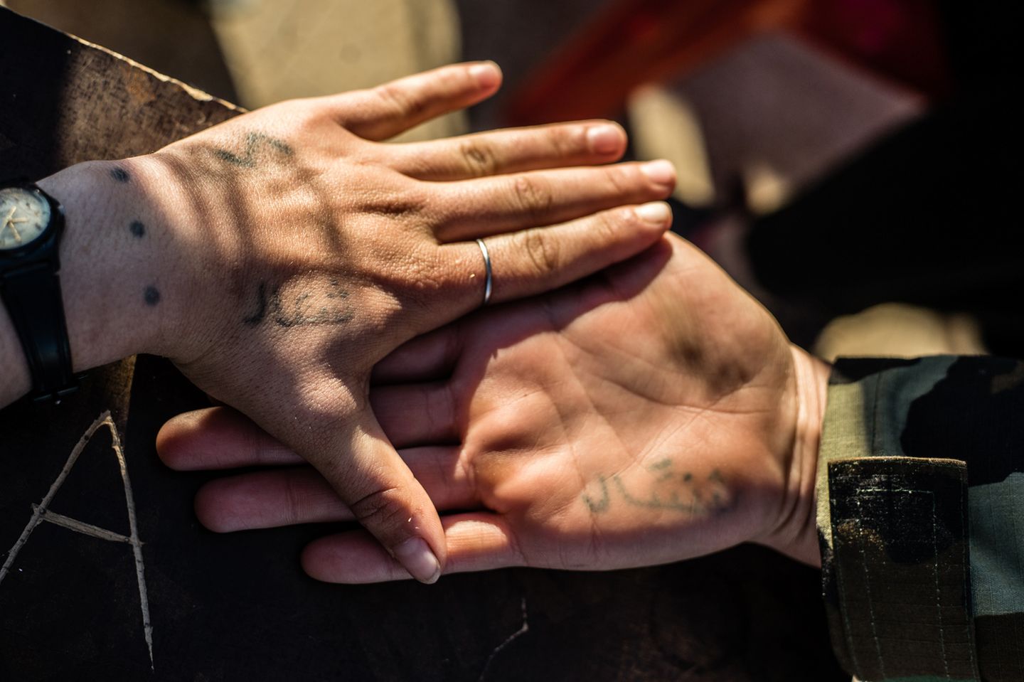 Tattoos auf der Hand einer Soldatin. "Sindschar" steht dort, der Name ihrer Heimatregion