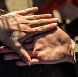 Tattoos auf der Hand einer Soldatin. "Sindschar" steht dort, der Name ihrer Heimatregion