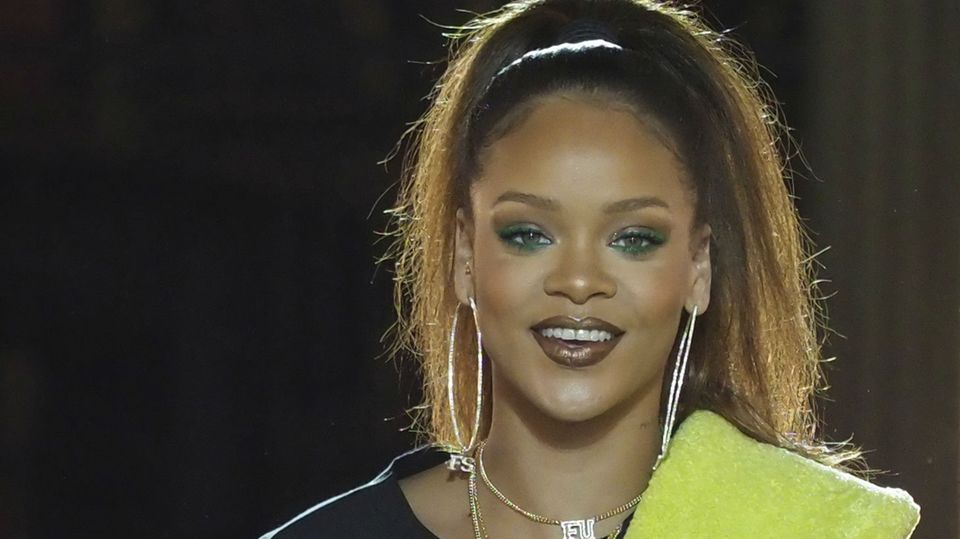 Sängerin Rihanna lächelt