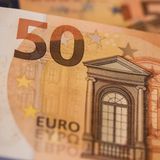 Vom neuen 50er werden ab 4. April 5,4 Milliarden Stück über Geldautomaten, Bankschalter und Ladenkassen unters Volk gebracht