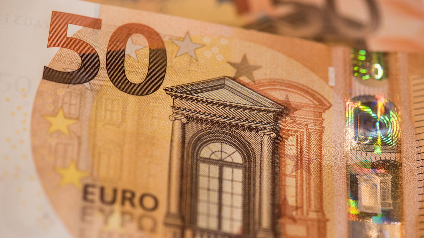 Vom neuen 50er werden ab 4. April 5,4 Milliarden Stück über Geldautomaten, Bankschalter und Ladenkassen unters Volk gebracht