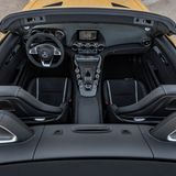 Den Innenraum des GT C prägt die wuchtige Mittelkonsole, auf der - V-förmig angeordnet - Schalter und Knöpfe platziert sind. 