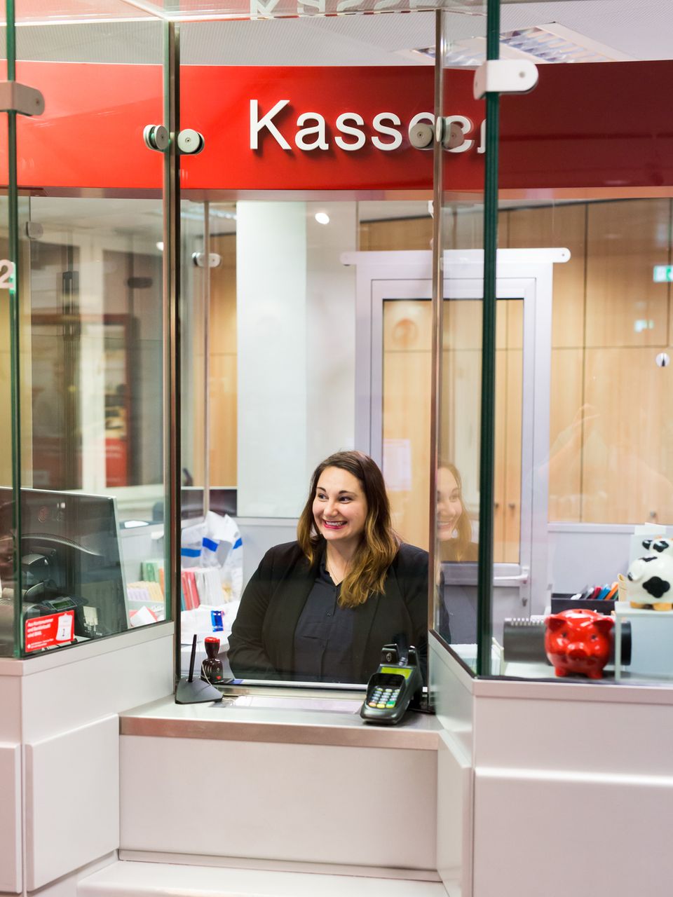 Autorin Nora Reinhardt an der Kasse der Sparkassenfiliale