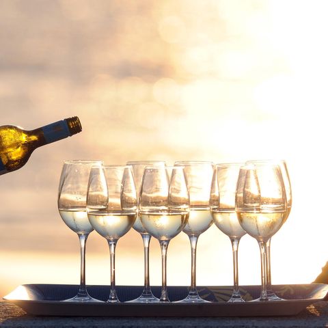 Bild von gefüllten Weißwein-Gläsern