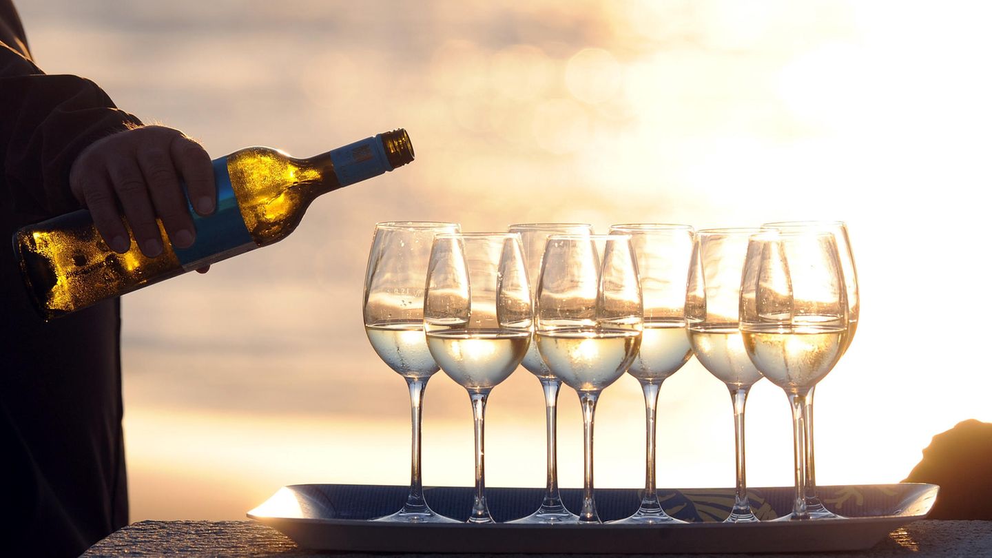 Bild von gefüllten Weißwein-Gläsern