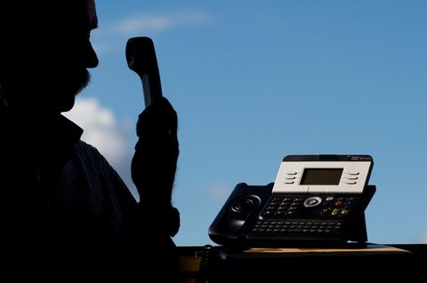 Viele Trickbetrüger "arbeiten" per telefon. In diesem Fall besonders perfide: Die Gauner ließen auf dem Telefon-Display der Betrogenen mit einen technischen Kniff eine deutsche Behördennummer anzeigen