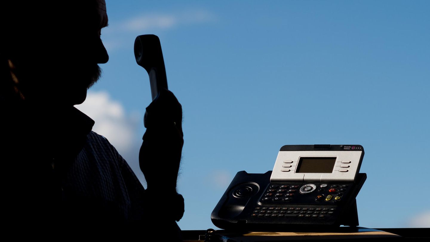 Viele Trickbetrüger "arbeiten" per telefon. In diesem Fall besonders perfide: Die Gauner ließen auf dem Telefon-Display der Betrogenen mit einen technischen Kniff eine deutsche Behördennummer anzeigen