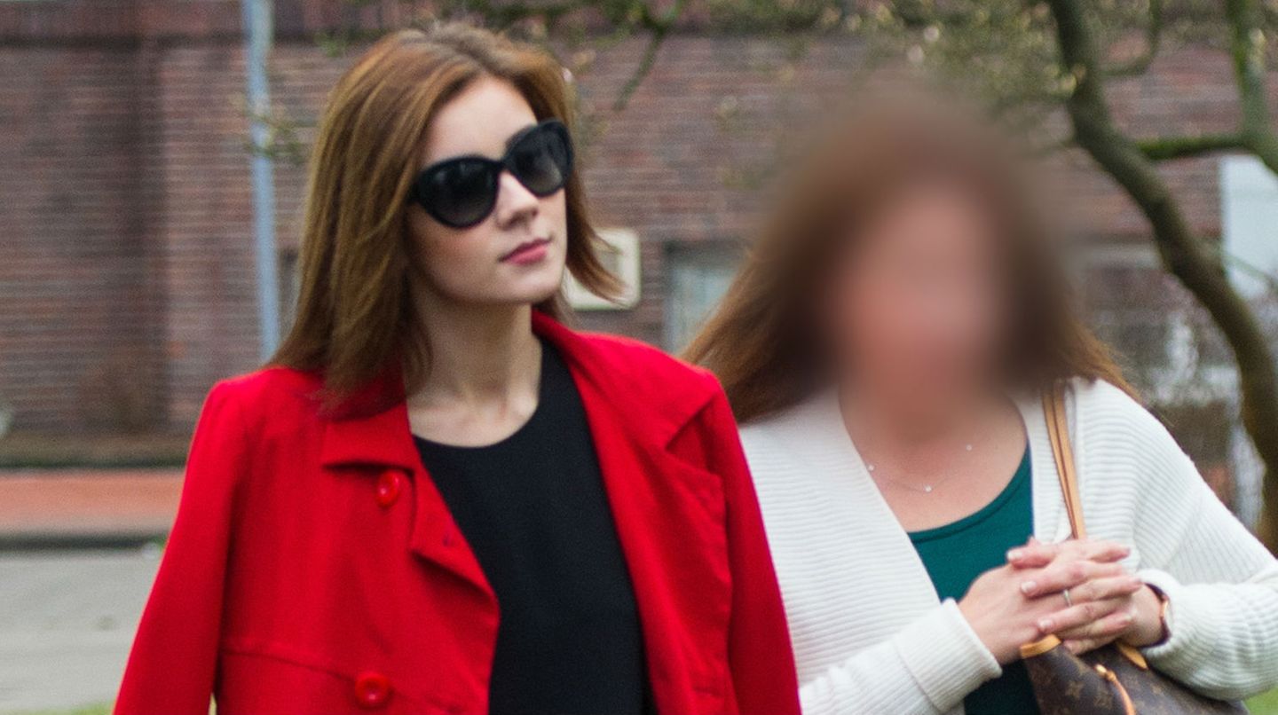 Nathalie Volk (l.) war im Prozess gegen ihre Mutter (r.) als Zeugin geladen