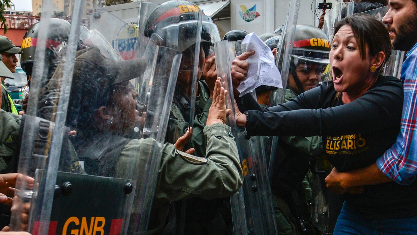 Vor dem Obersten Gericht in Venezuela kam es zu heftigen Protesten